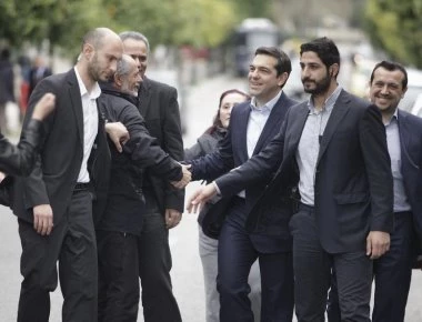 Σύρος: Αστυνομικοί της ασφάλειας Τσίπρα «βούτηξαν» 70χρονη από το λαιμό όταν πήγε να διαμαρτυρηθεί